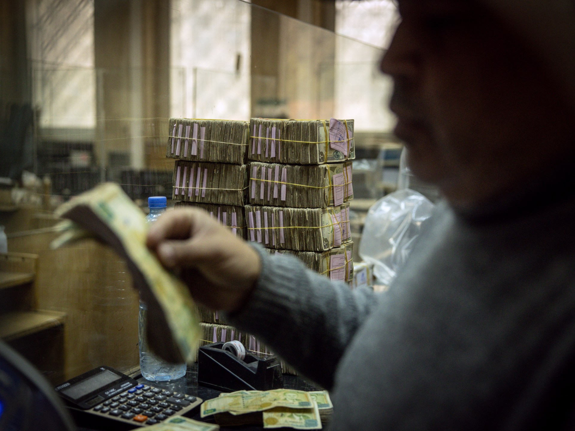 استقرار في سعر صرف الليرة السورية مقابل الدولار اليوم الأحد
