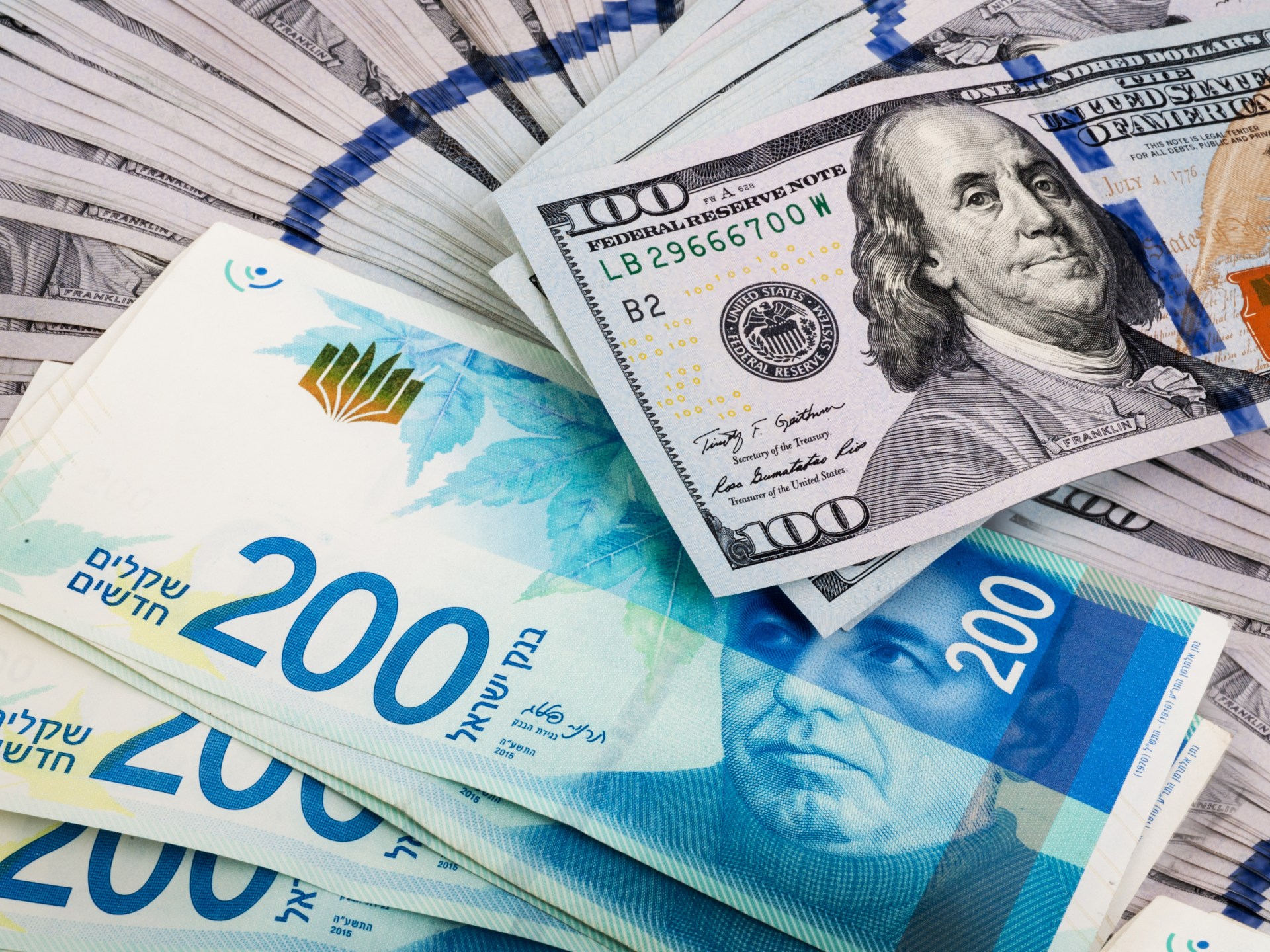 الشيكل يتراجع أمام الدولار وسط تصاعد التوترات وتحذير من مواصلة الانخفاض