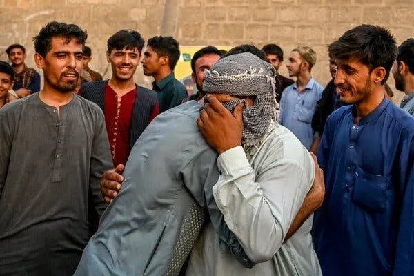 العائلات تتشتت مع ترحيل باكستان لآلاف اللاجئين الأفغان