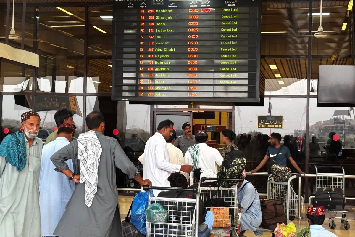 بعد الإغلاق… إعادة فتح اثنين من المطارات الـ3 الرئيسية في باكستان