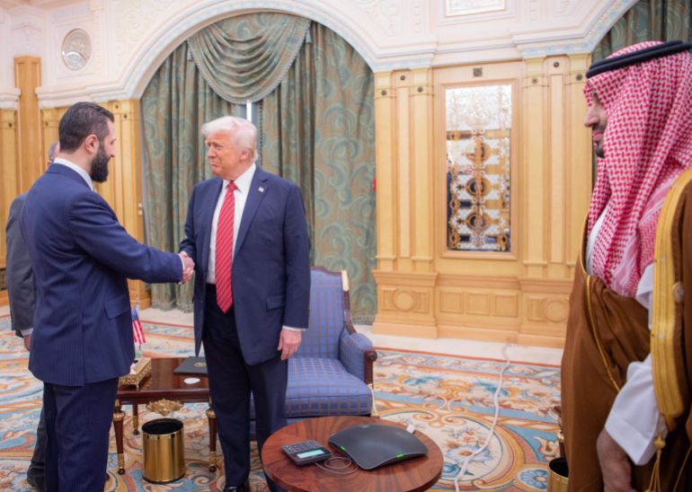 لقاء يجمع سمو ولي العهد والرئيس الأمريكي والرئيس السوري <a class=