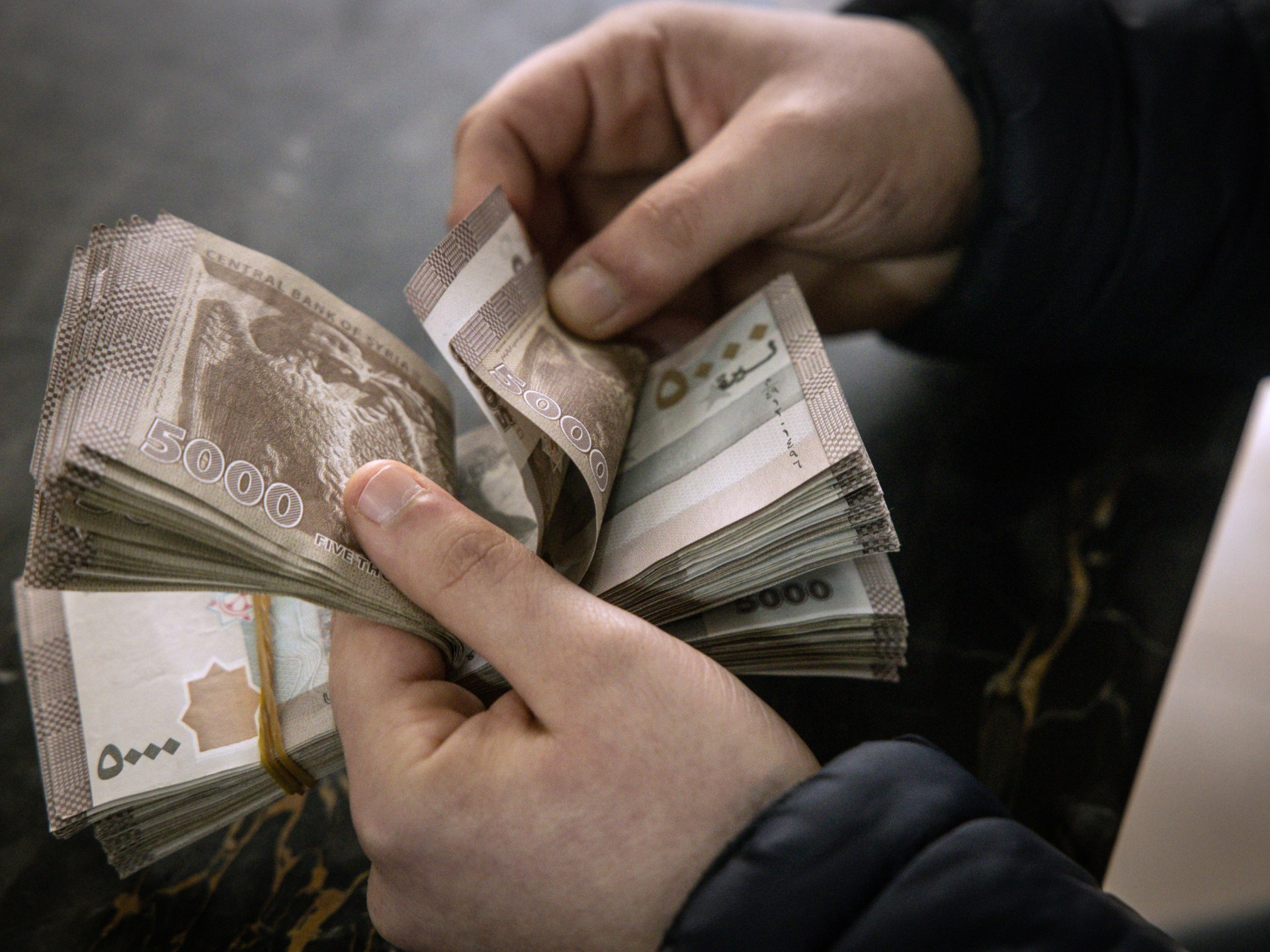 تراجع سعر صرف الليرة السورية مقابل الدولار اليوم السبت