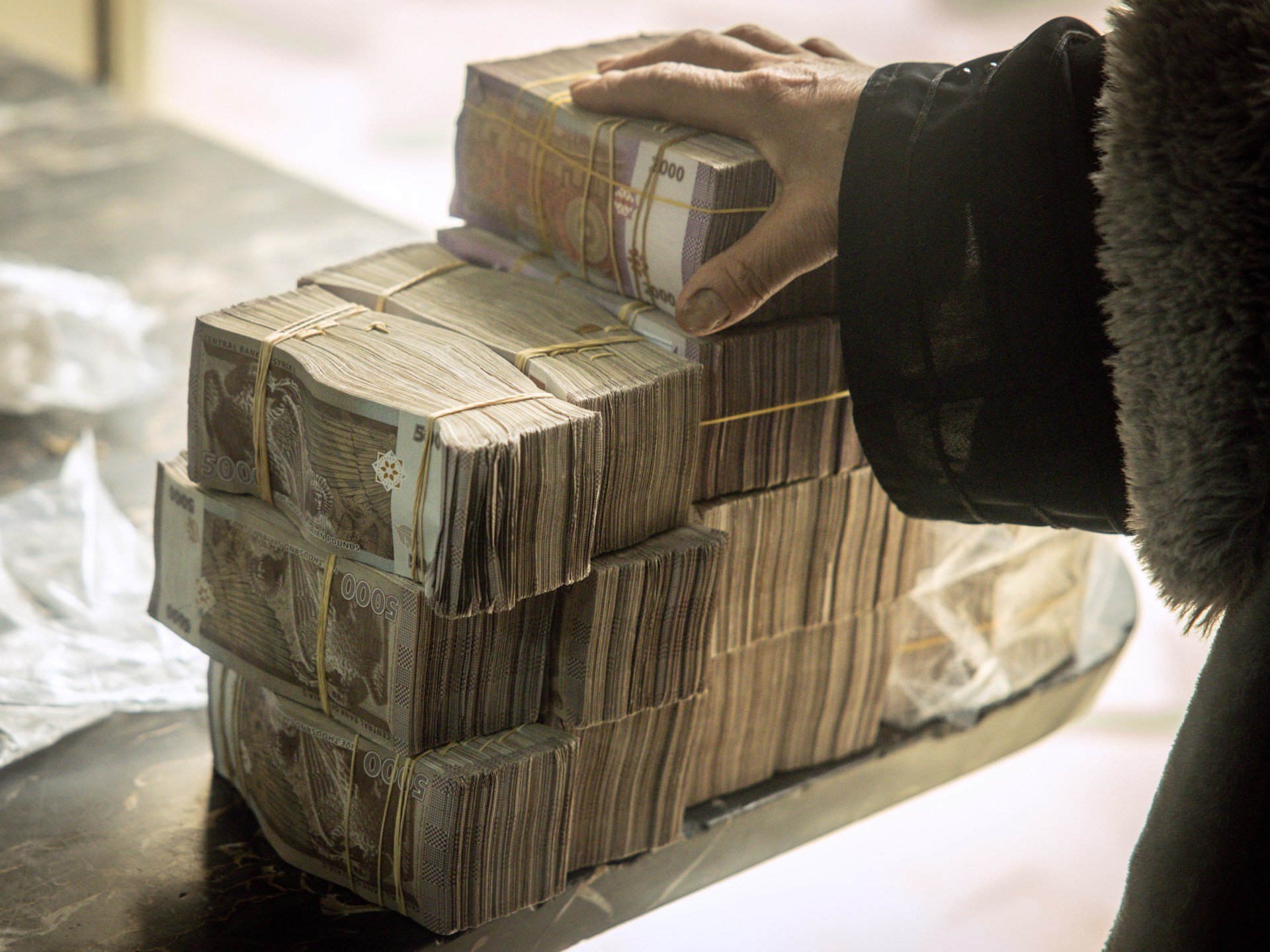 تراجع طفيف في سعر صرف الليرة السورية مقابل الدولار اليوم الأحد