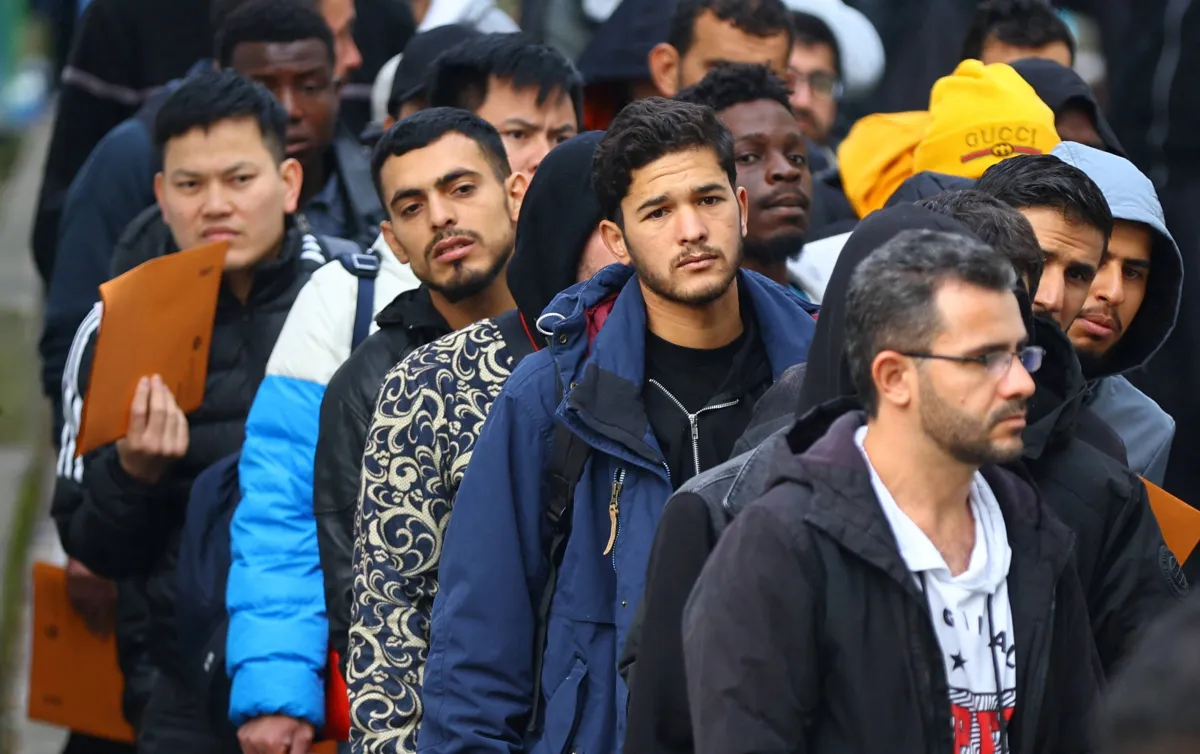 تشديد السياسات الأوروبية للهجرة: لندن وبرلين تعلنان إجراءات أكثر صرامة وسط ضغوط داخلية