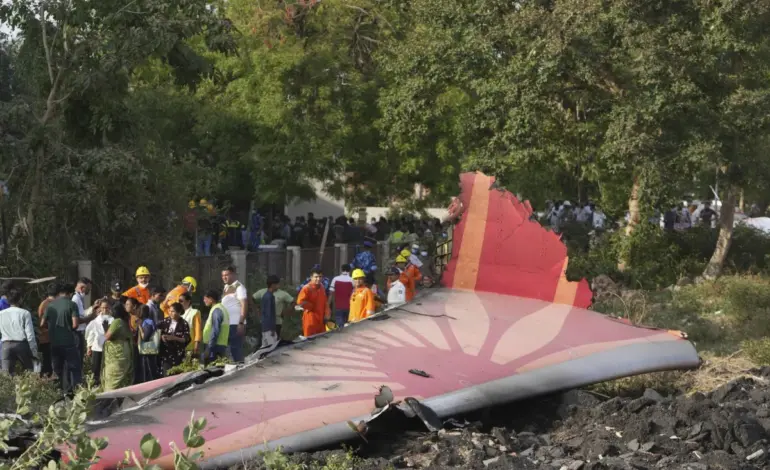أكثر من 240 قتيلاً في حادث تحطم الطائرة الهندية… وناجٍ وحيد