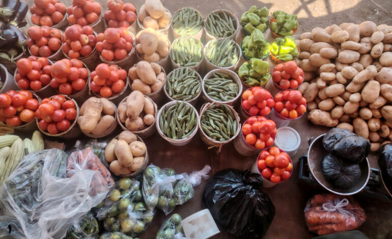 الجنيه السوداني يواصل الهبوط والأسعار تتصاعد.. غذاء الفقراء يتحول إلى ترف