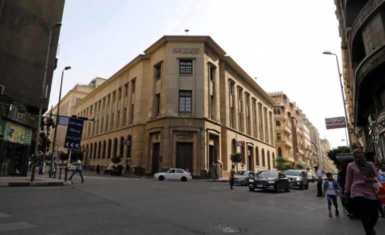 تقترب من 30 مليار دولار في 10 أشهر.. لماذا زادت تحويلات المصريين بالخارج؟